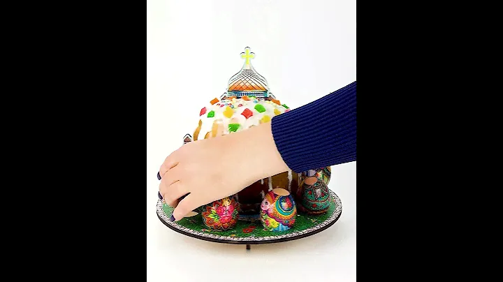 Подставка пасхальная для кулича и яиц, выполненная в светлых тонах.